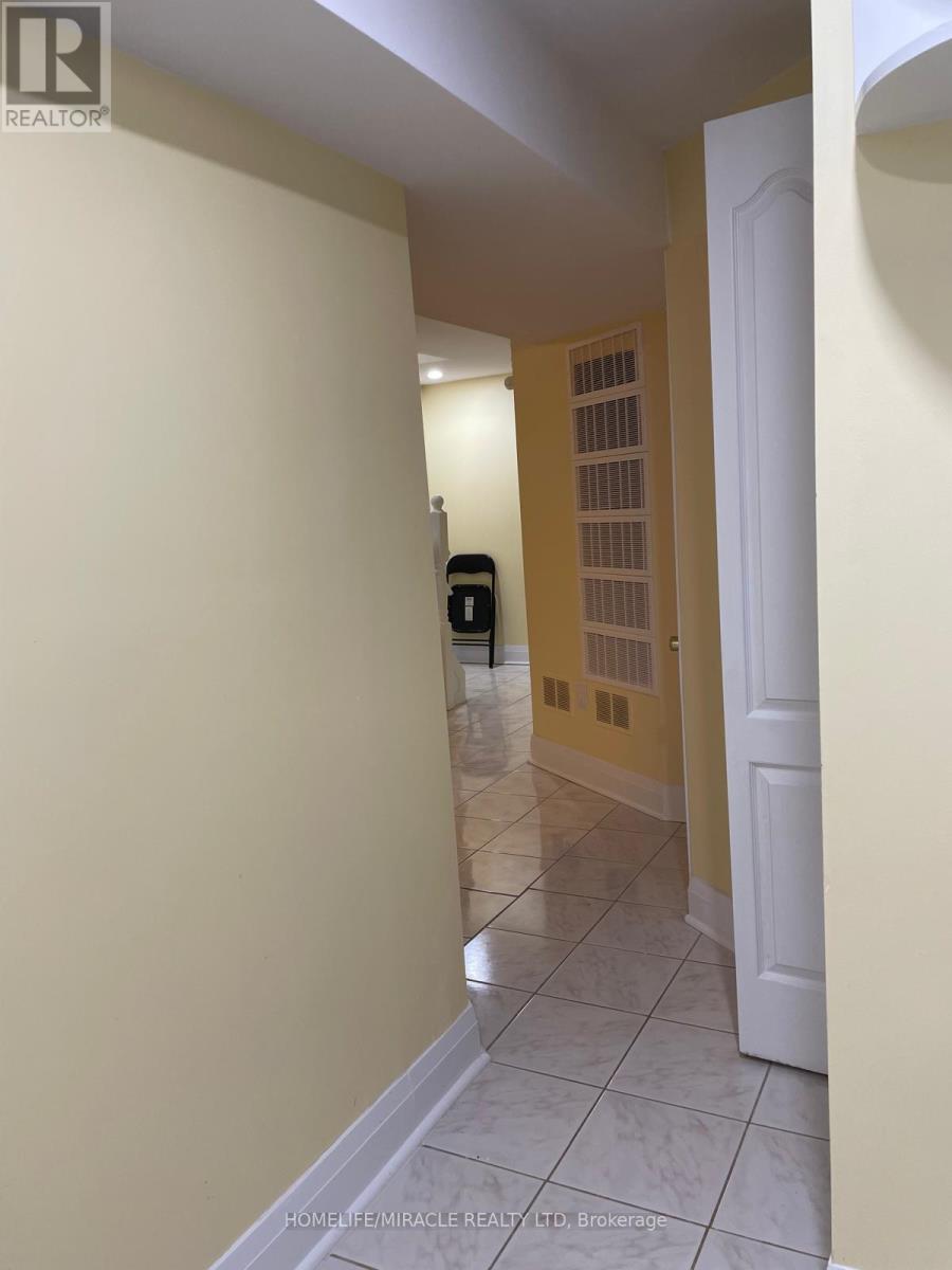 67 Shalom Crescent, Toronto (West Humber-Clairville), Ontario  M9V 4J3 - Photo 27 - W12477341