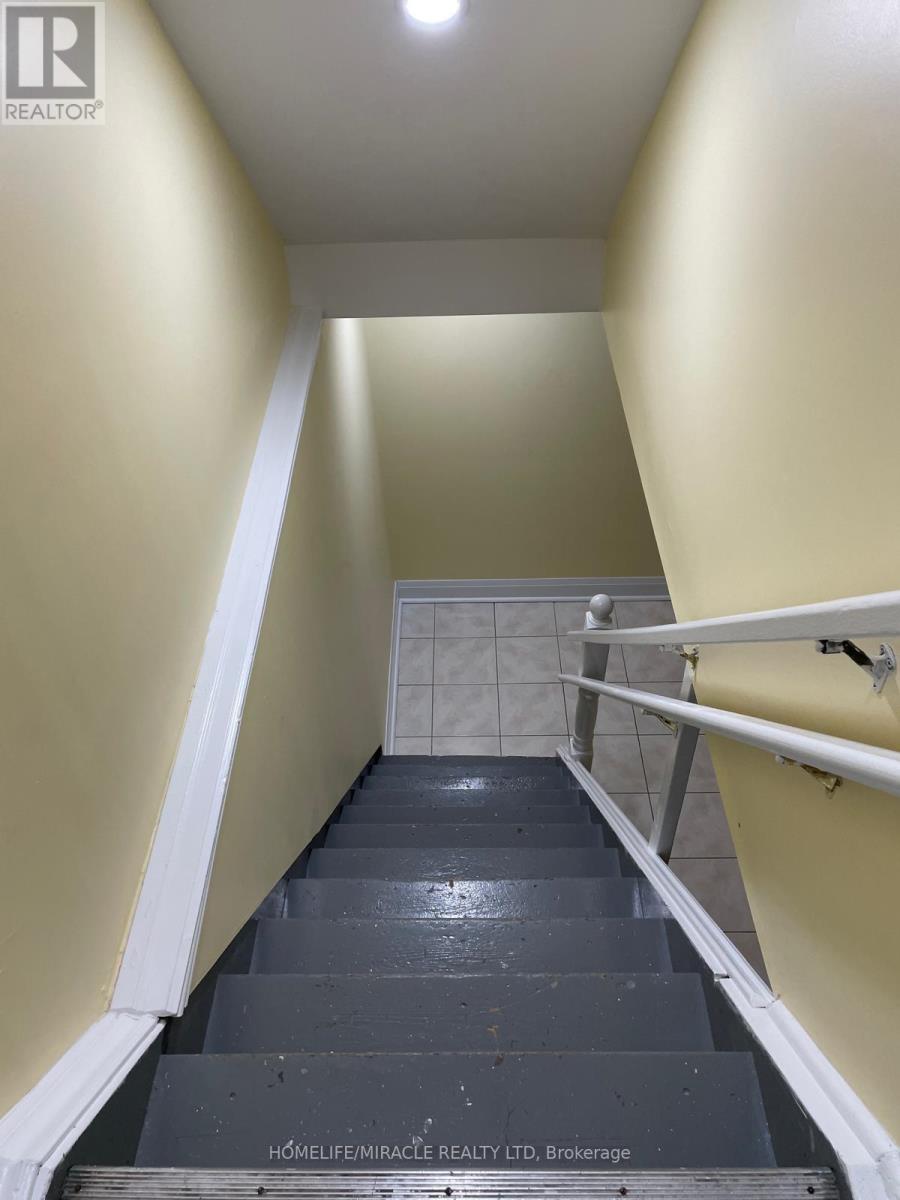 67 Shalom Crescent, Toronto (West Humber-Clairville), Ontario  M9V 4J3 - Photo 23 - W12477341