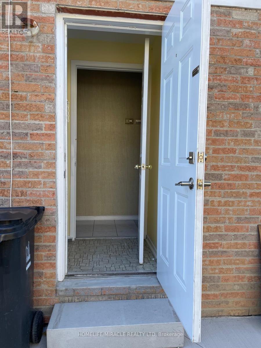 67 Shalom Crescent, Toronto (West Humber-Clairville), Ontario  M9V 4J3 - Photo 4 - W12477341