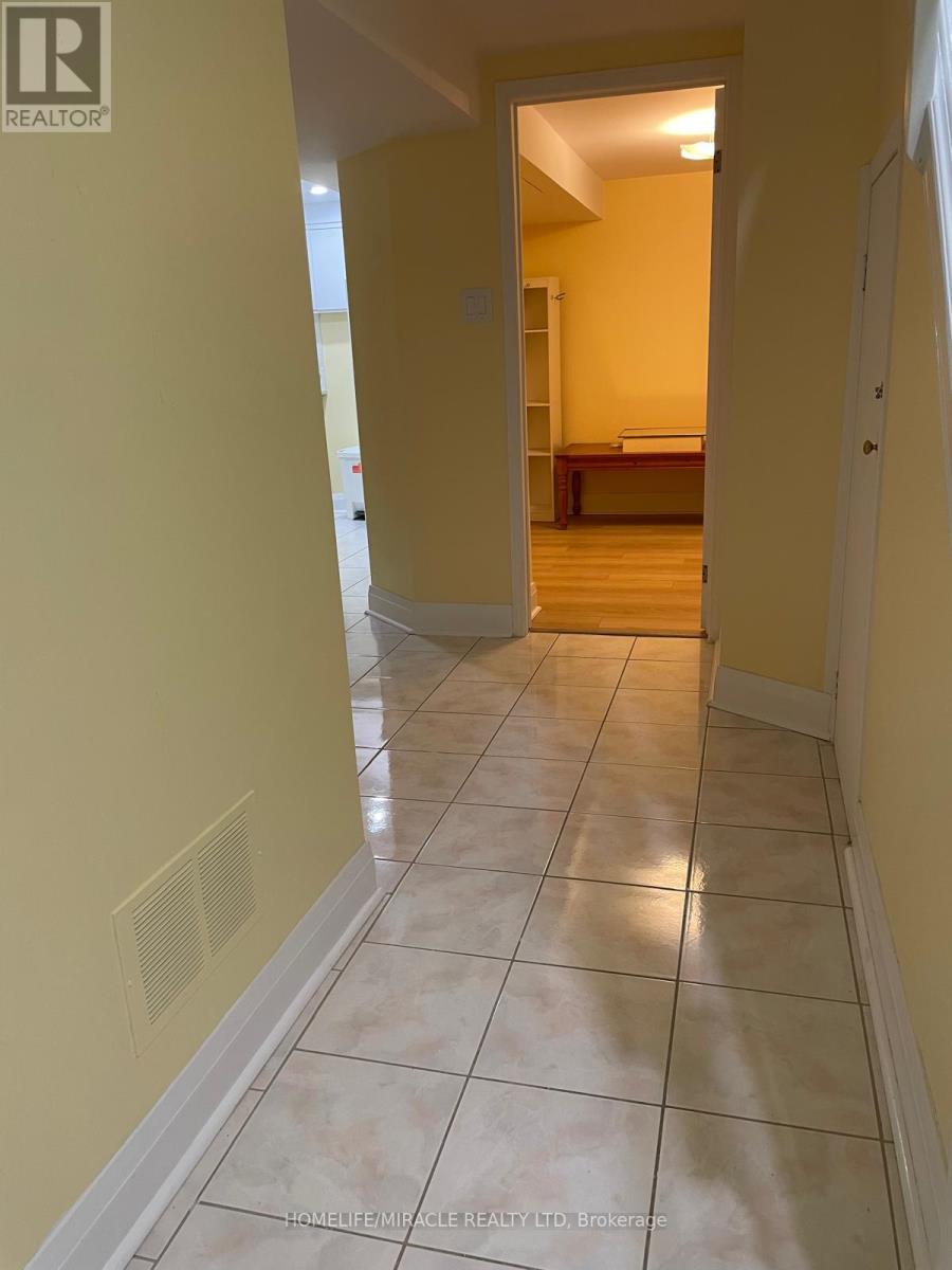 67 Shalom Crescent, Toronto (West Humber-Clairville), Ontario  M9V 4J3 - Photo 6 - W12477341