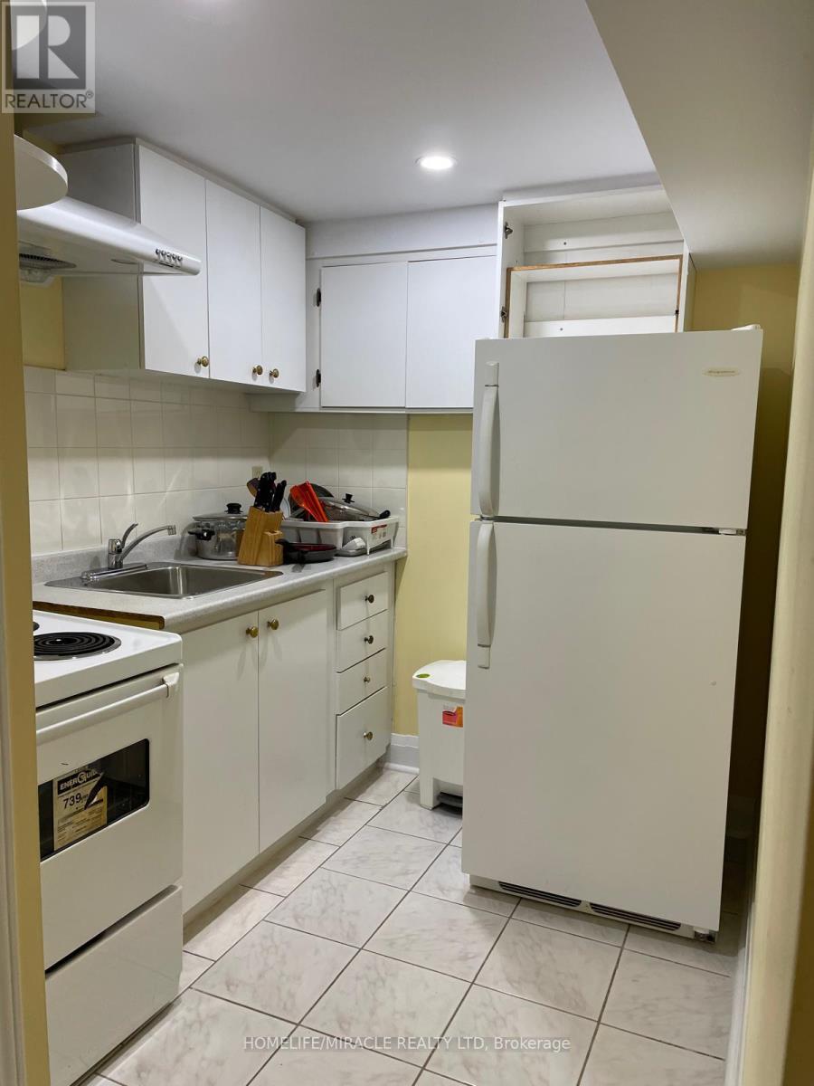 67 Shalom Crescent, Toronto (West Humber-Clairville), Ontario  M9V 4J3 - Photo 8 - W12477341