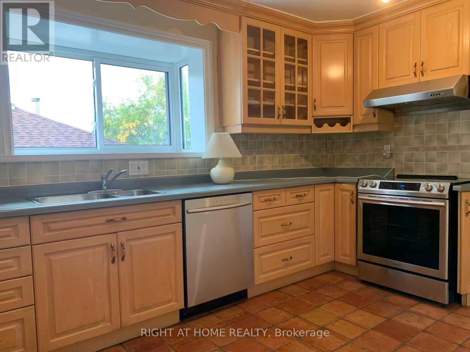 23 Fenelon Drive, Toronto, Ontario  M3A 3K2 - Photo 6 - C12483249