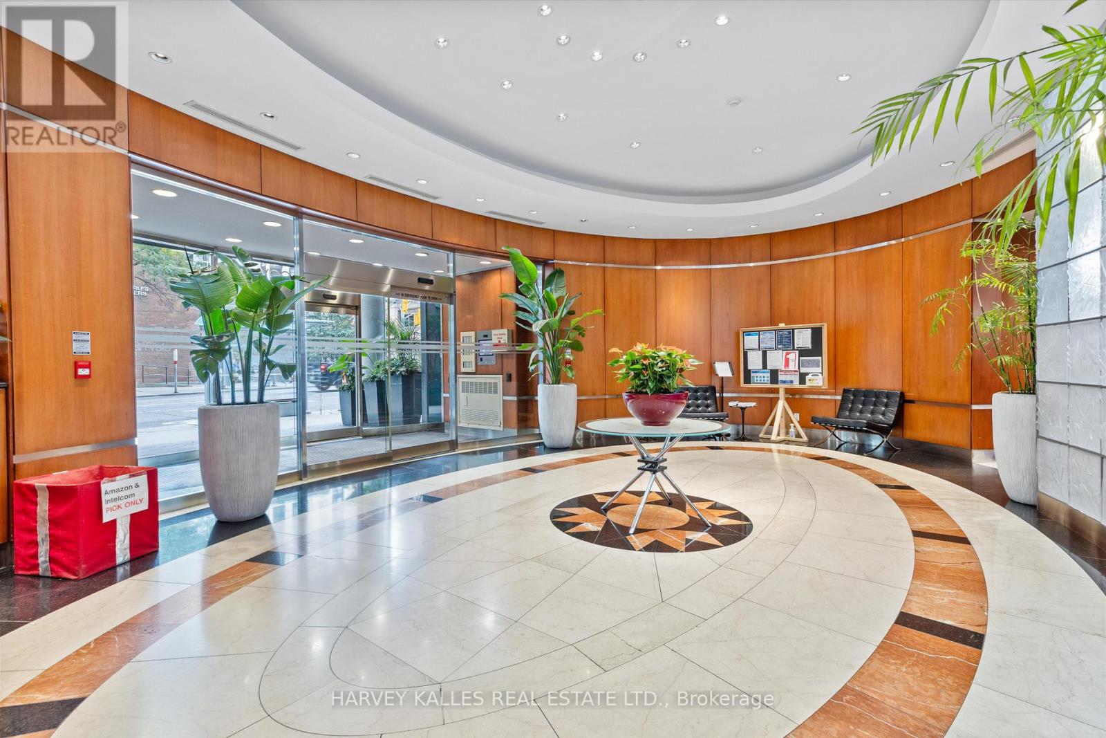 1205 - 1121 Bay Street, Toronto (Bay Street Corridor), Ontario  M5S 2B3 - Photo 4 - C12483266