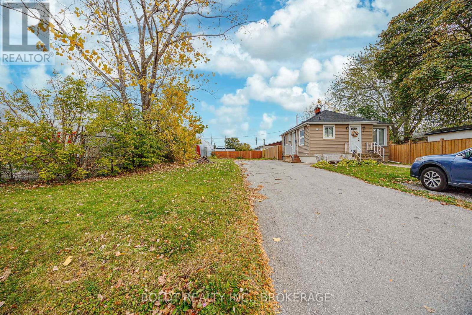 2 Ashford Place, St. Catharines, Ontario  L2P 2E9 - Photo 2 - X12483462