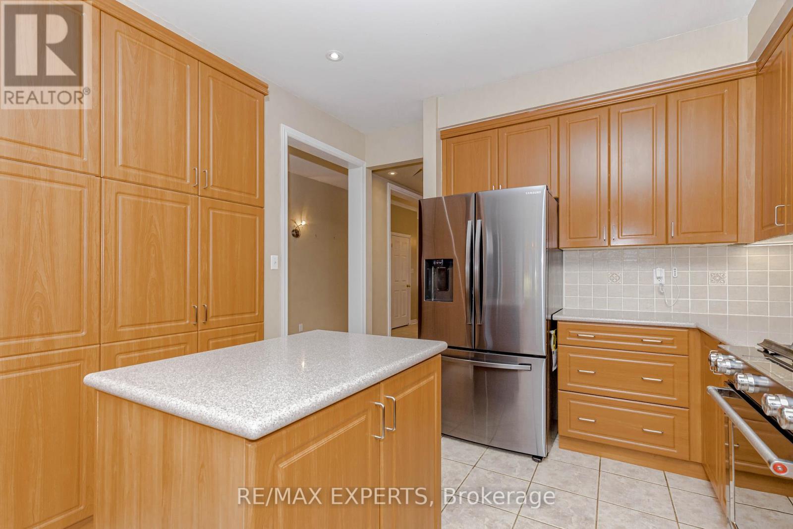 150 Saint Nicholas Crescent, Vaughan, Ontario  L4H 3E6 - Photo 9 - N12483285