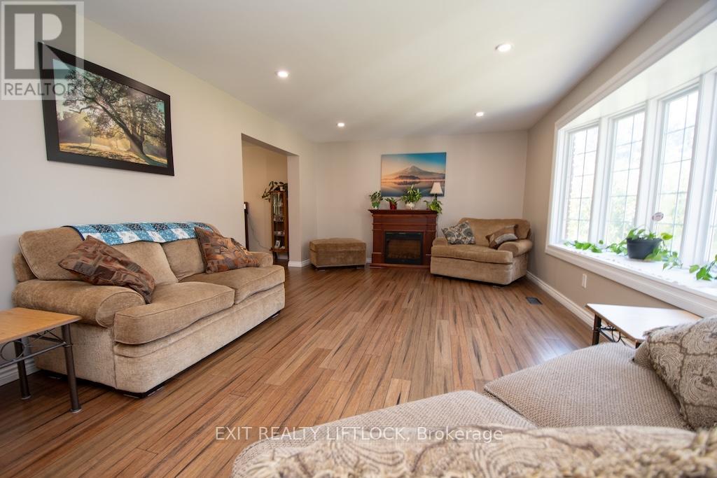 1456 Firwood Crescent, Peterborough, Ontario K9K 1J1 - Photo 5 - X12483376