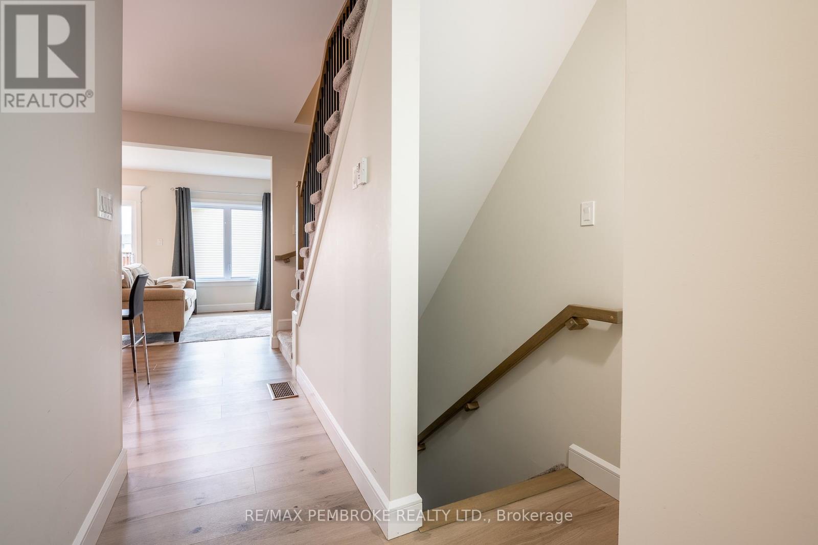 105 Chad Street, Petawawa, Ontario  K8H 0G9 - Photo 10 - X12483391