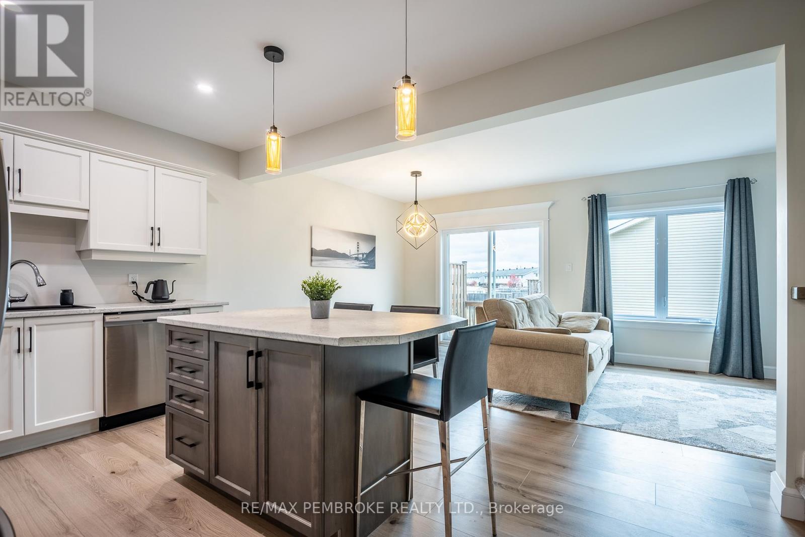 105 Chad Street, Petawawa, Ontario  K8H 0G9 - Photo 12 - X12483391