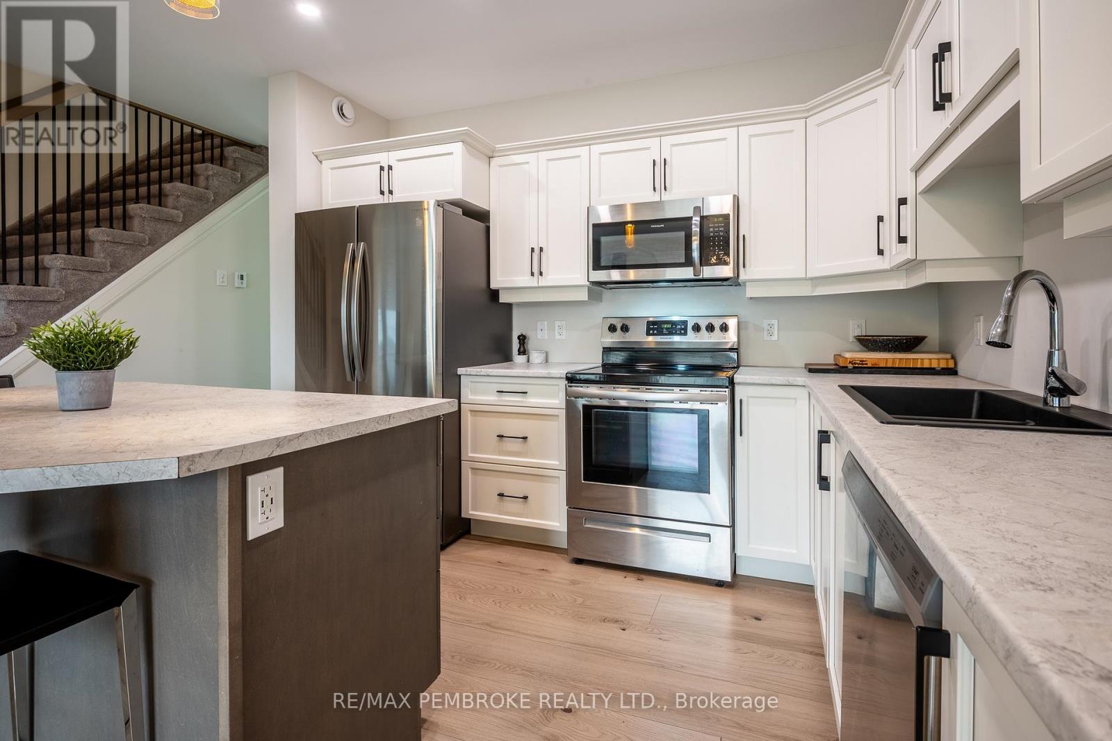 105 Chad Street, Petawawa, Ontario  K8H 0G9 - Photo 16 - X12483391