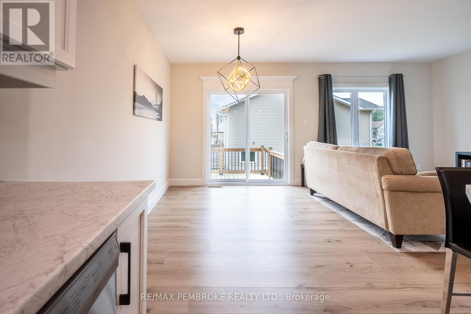 105 Chad Street, Petawawa, Ontario  K8H 0G9 - Photo 18 - X12483391