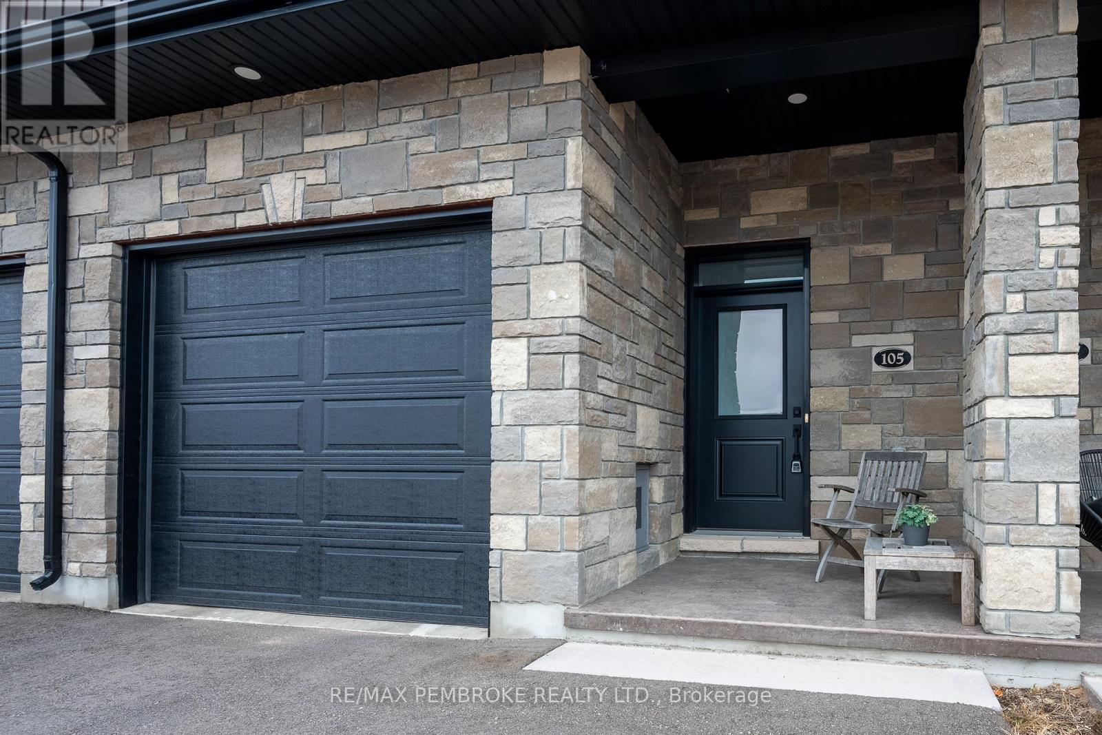 105 Chad Street, Petawawa, Ontario  K8H 0G9 - Photo 3 - X12483391