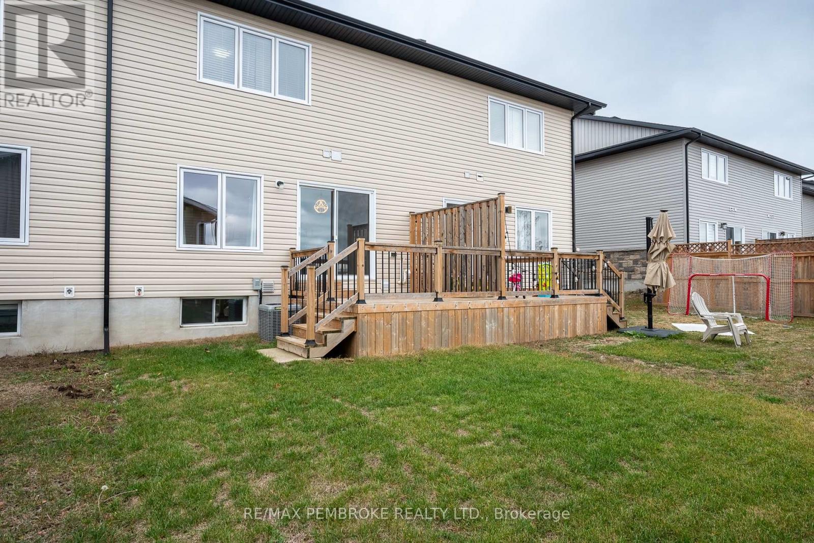 105 Chad Street, Petawawa, Ontario  K8H 0G9 - Photo 5 - X12483391