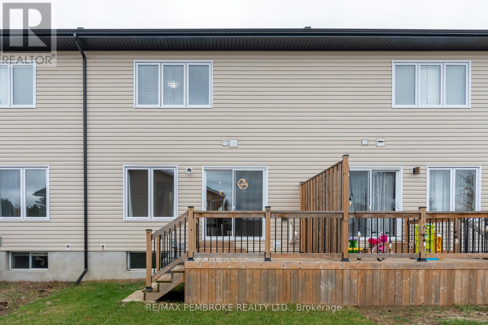 105 Chad Street, Petawawa, Ontario  K8H 0G9 - Photo 6 - X12483391