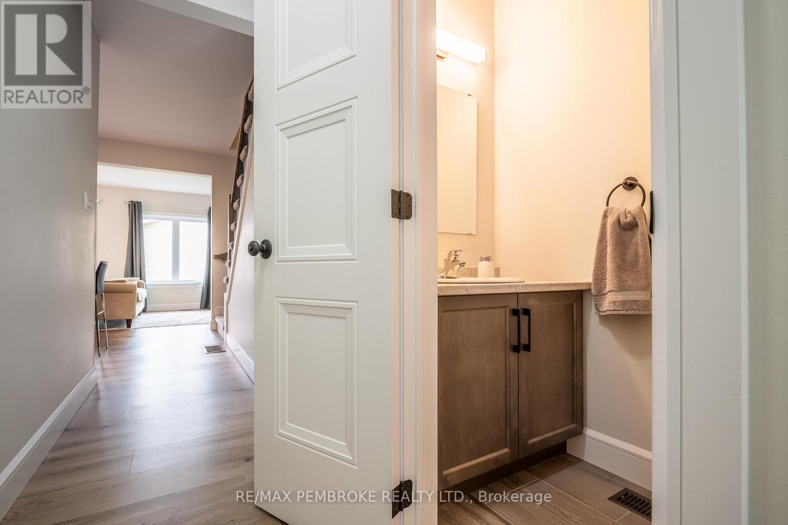 105 Chad Street, Petawawa, Ontario  K8H 0G9 - Photo 8 - X12483391