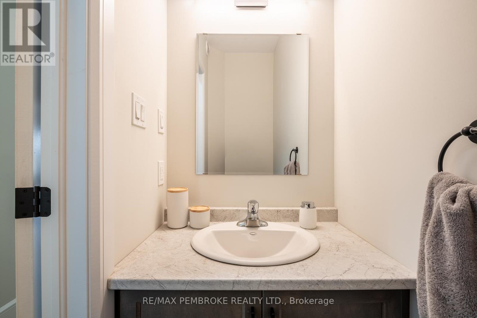 105 Chad Street, Petawawa, Ontario  K8H 0G9 - Photo 9 - X12483391