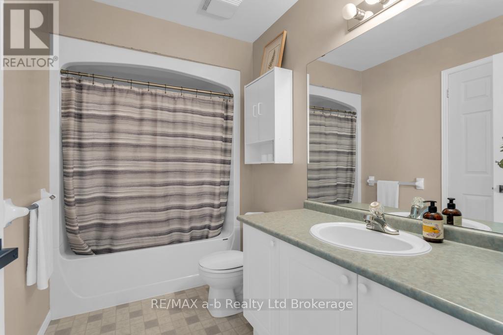 32 Magnolia Drive, Tillsonburg, Ontario  N4G 5N9 - Photo 10 - X12483455