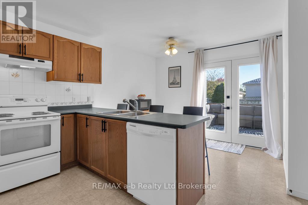 32 Magnolia Drive, Tillsonburg, Ontario  N4G 5N9 - Photo 11 - X12483455