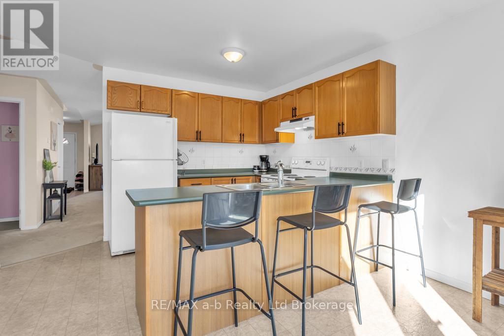 32 Magnolia Drive, Tillsonburg, Ontario  N4G 5N9 - Photo 12 - X12483455