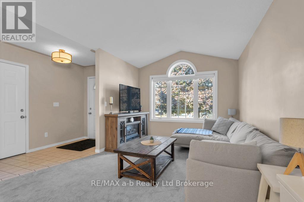 32 Magnolia Drive, Tillsonburg, Ontario  N4G 5N9 - Photo 2 - X12483455