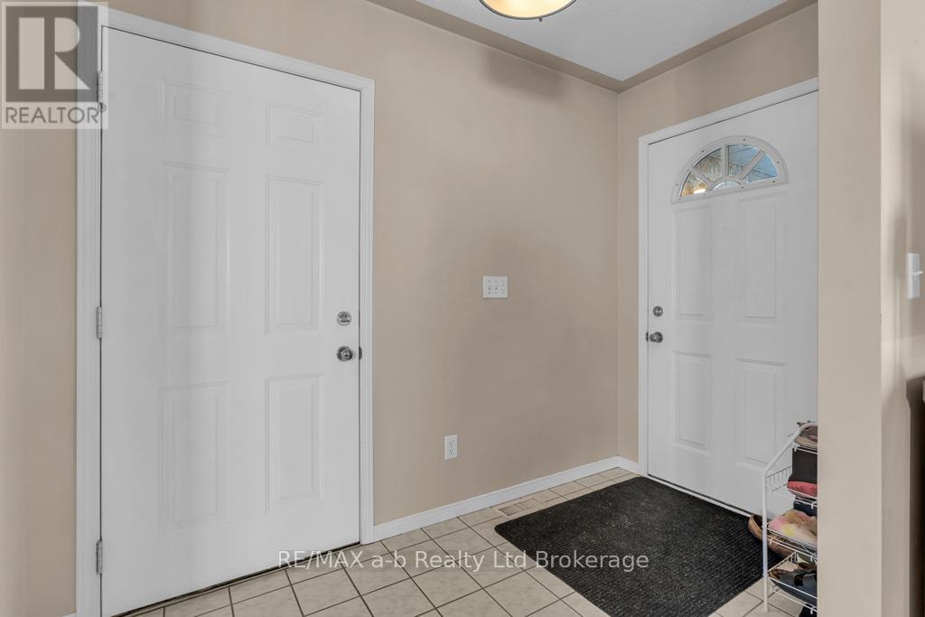 32 Magnolia Drive, Tillsonburg, Ontario  N4G 5N9 - Photo 3 - X12483455