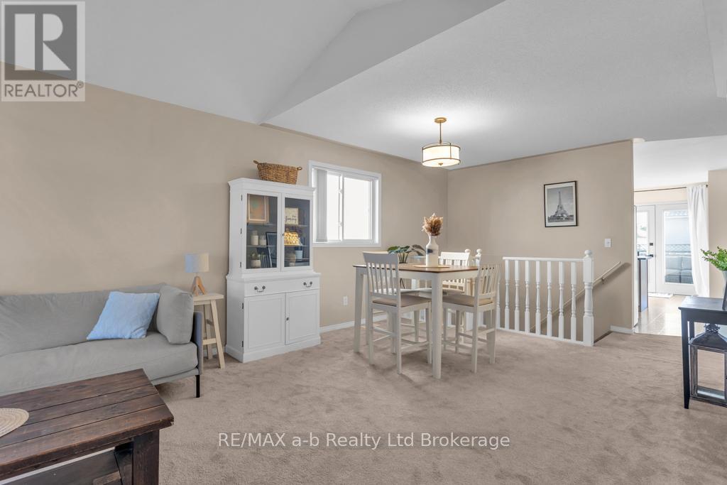 32 Magnolia Drive, Tillsonburg, Ontario  N4G 5N9 - Photo 4 - X12483455