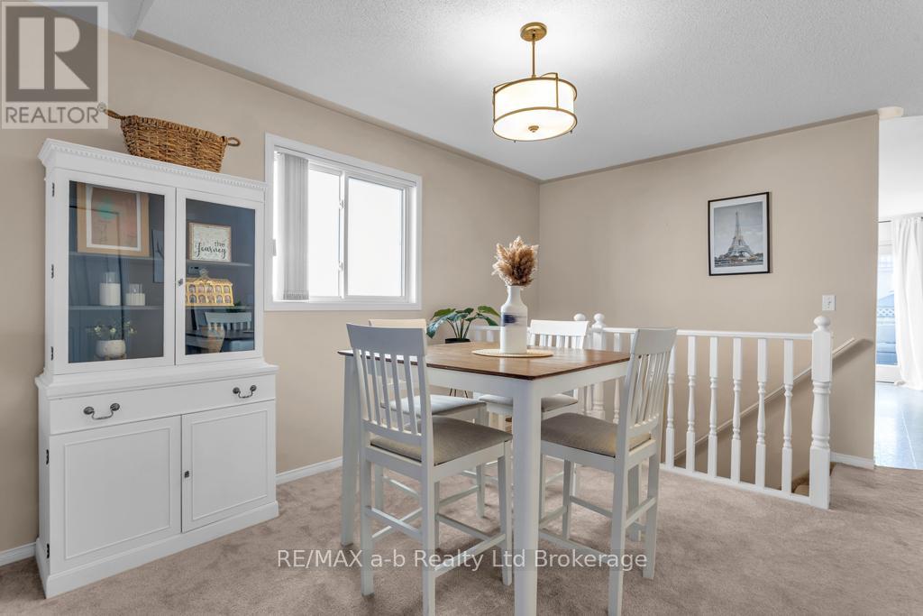 32 Magnolia Drive, Tillsonburg, Ontario  N4G 5N9 - Photo 5 - X12483455