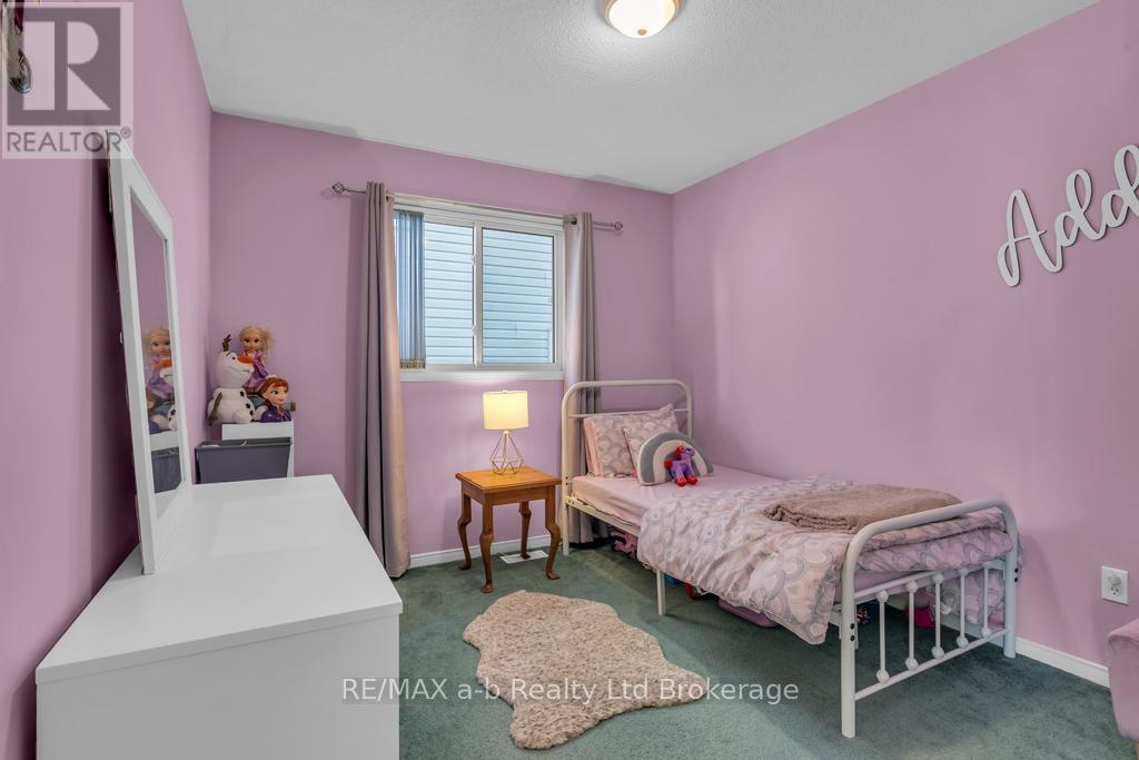 32 Magnolia Drive, Tillsonburg, Ontario  N4G 5N9 - Photo 9 - X12483455