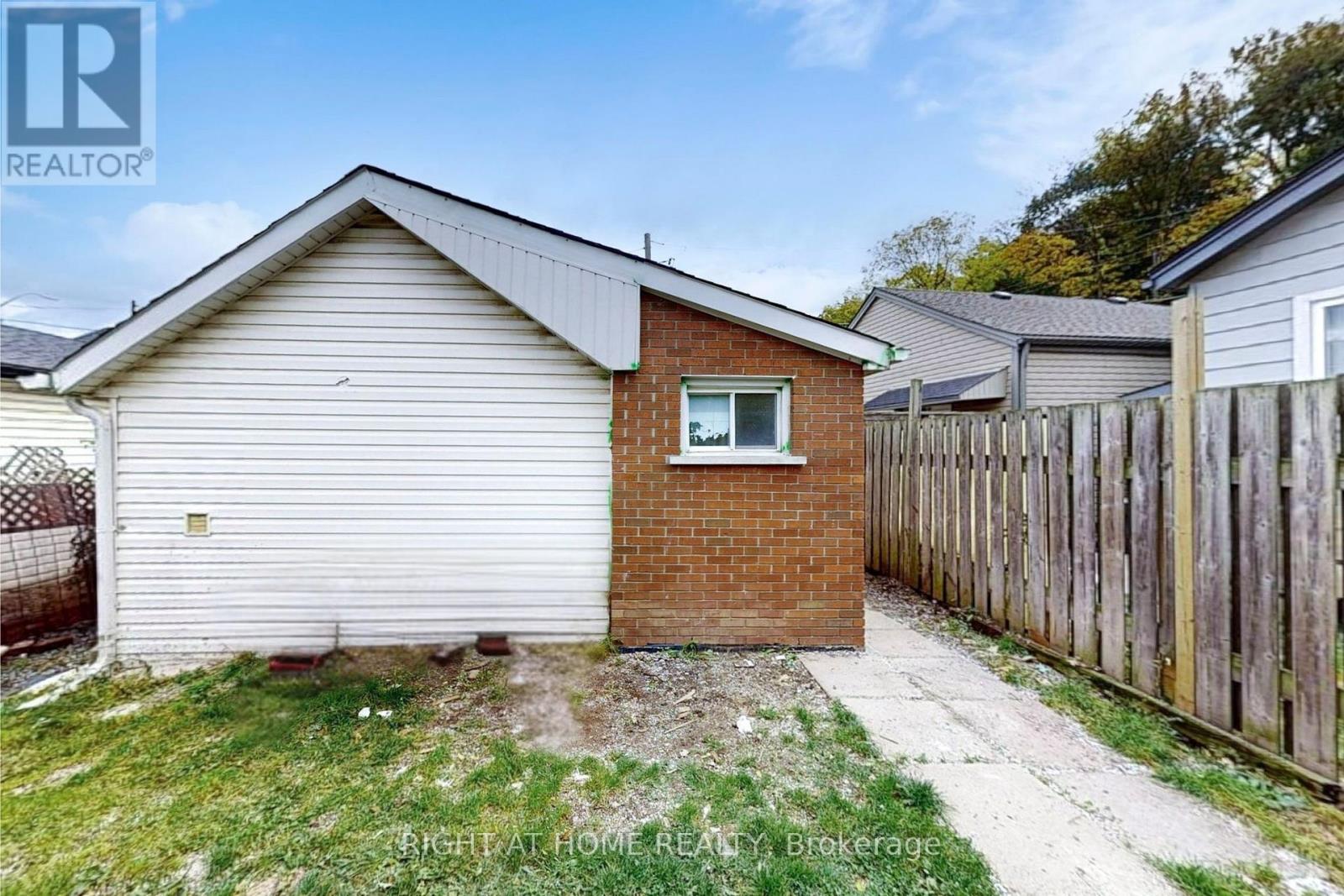 92 Aurora Street, Hamilton, Ontario  L8N 2P7 - Photo 35 - X12483264