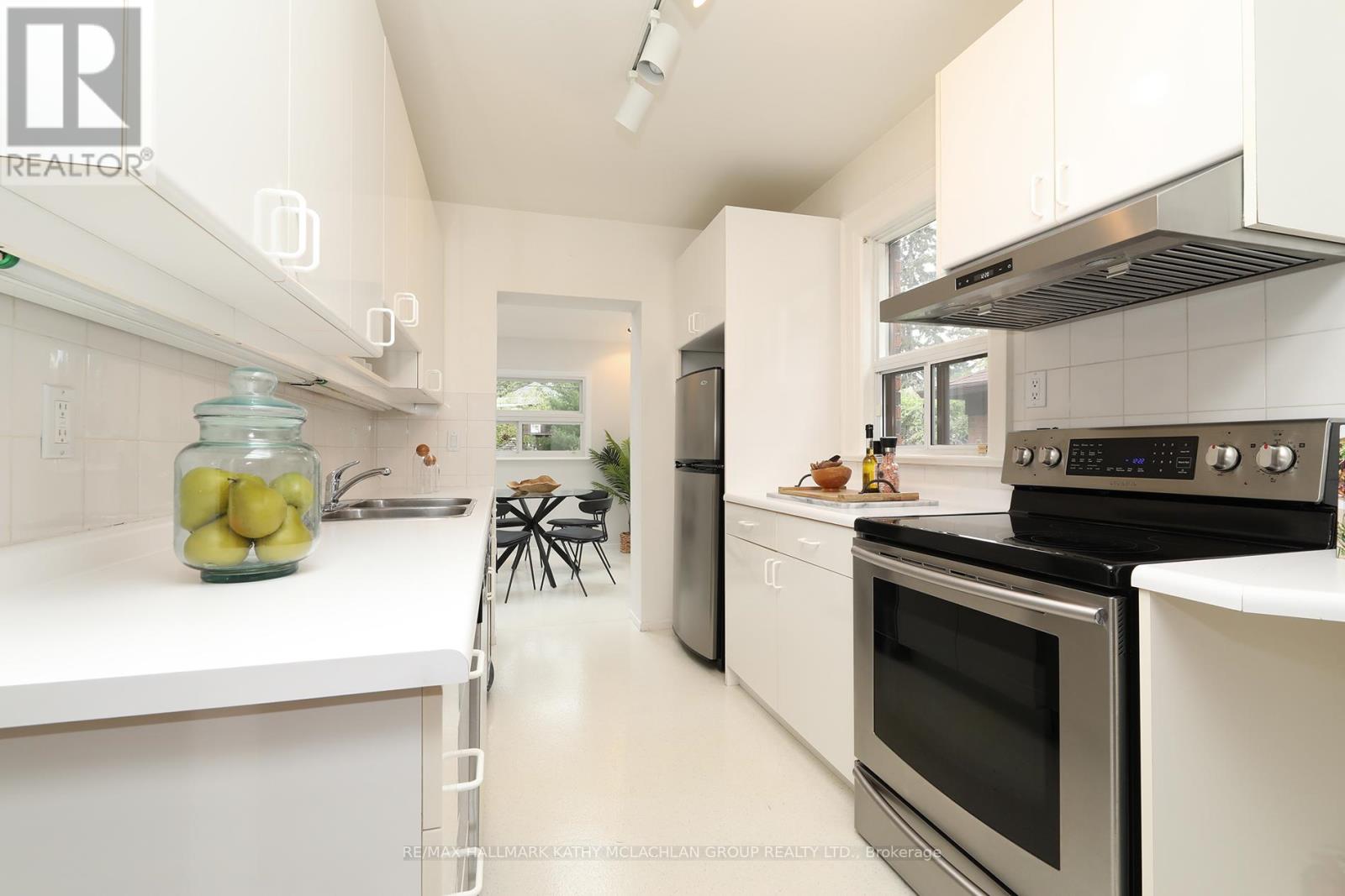 12 Cameron Crescent, Toronto, Ontario  M4G 1Z8 - Photo 11 - C12483312
