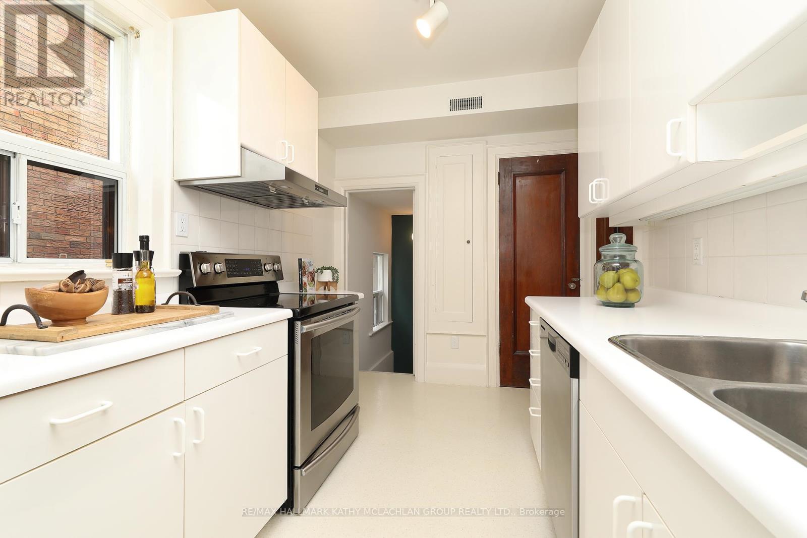 12 Cameron Crescent, Toronto, Ontario  M4G 1Z8 - Photo 12 - C12483312