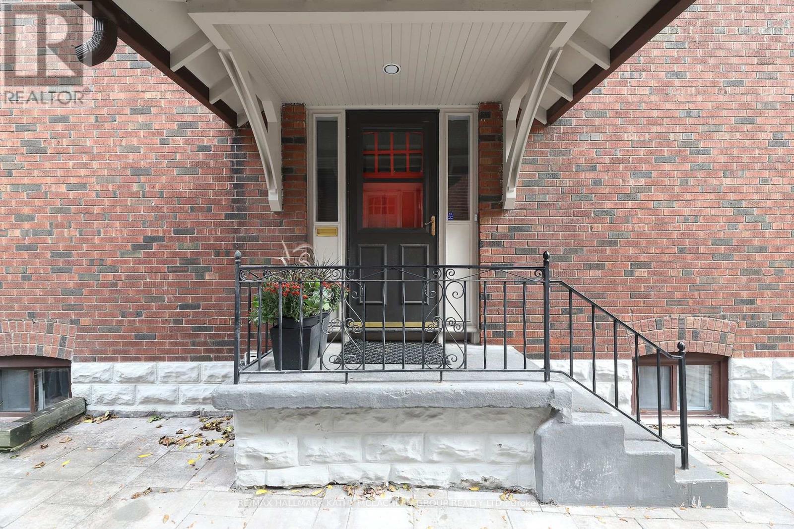 12 Cameron Crescent, Toronto, Ontario  M4G 1Z8 - Photo 3 - C12483312