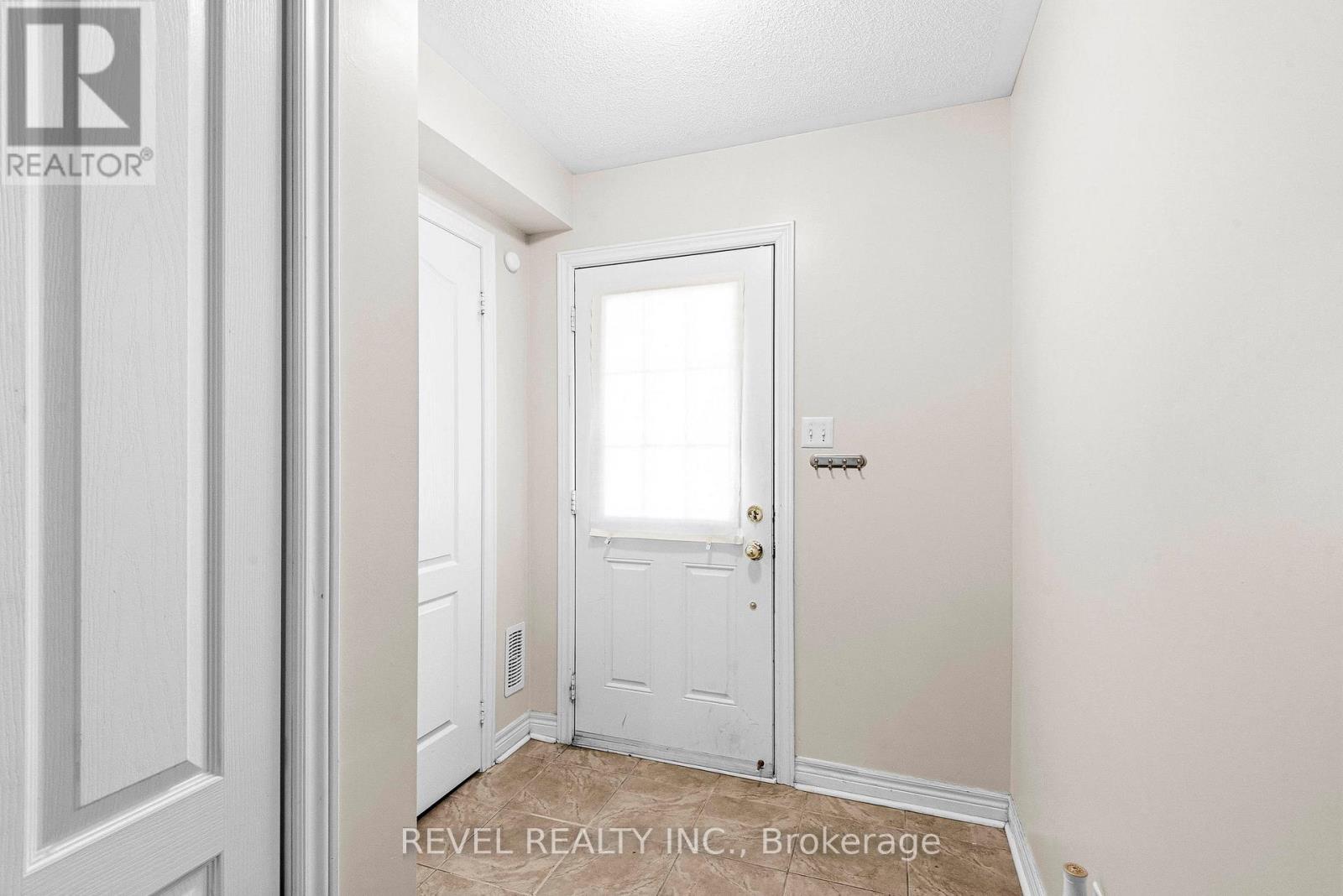 1516 Shepway Mews, Pickering, Ontario  L1X 0C7 - Photo 4 - E12483385