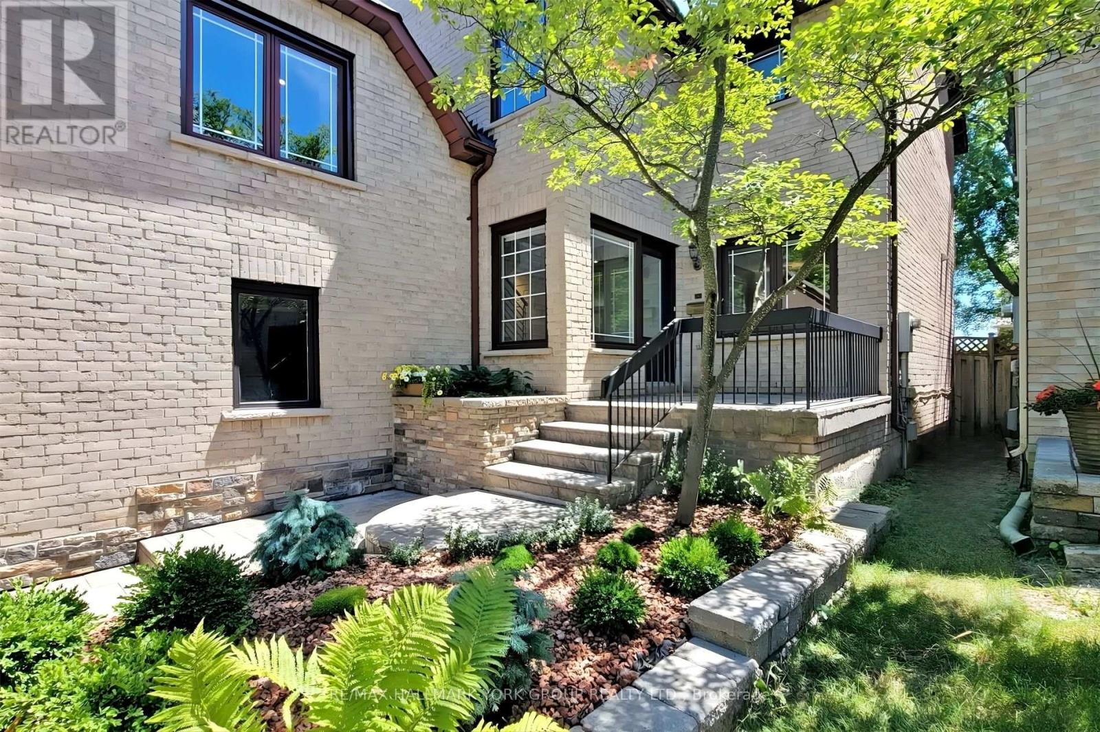 27 Murdock Avenue, Aurora, Ontario  L4G 5E7 - Photo 2 - N12483332