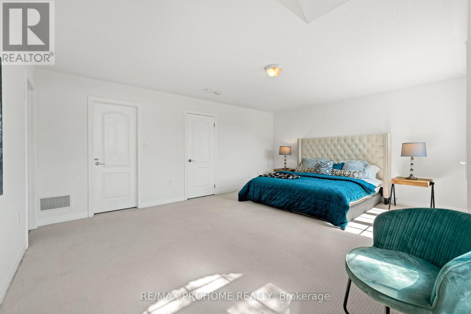 102 Riveredge Drive, Georgina, Ontario  L4P 2P1 - Photo 24 - N12483348
