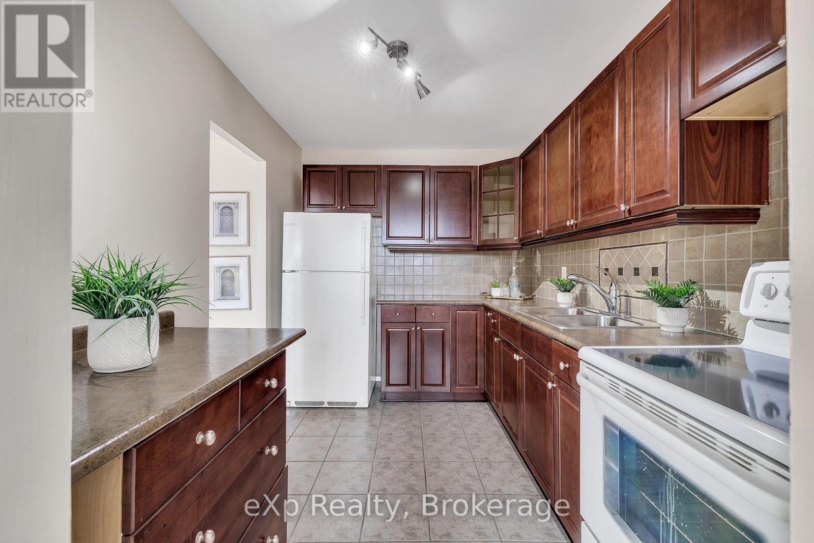 605 - 1100 Courtland Avenue E, Kitchener, Ontario  N2C 2H9 - Photo 7 - X12483533