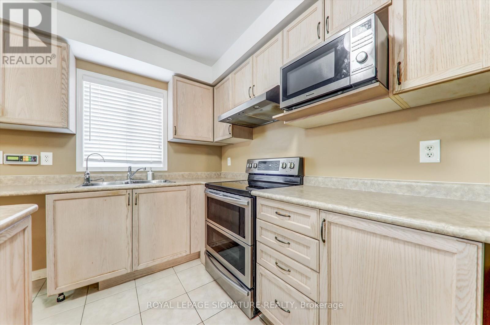 72 Fairhill Avenue, Brampton, Ontario  L7A 2E8 - Photo 11 - W12483319