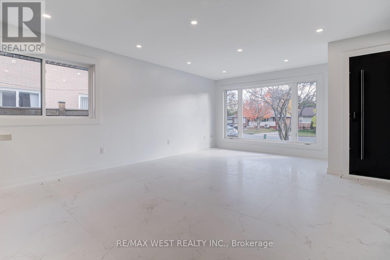 Main - 152 Clarence Street, Brampton, Ontario  L6W 1S9 - Photo 6 - W12483321