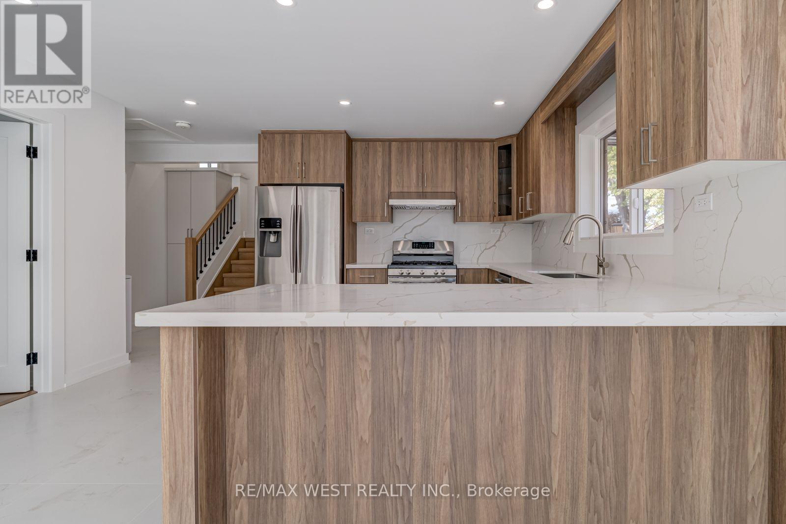 Main - 152 Clarence Street, Brampton, Ontario  L6W 1S9 - Photo 8 - W12483321