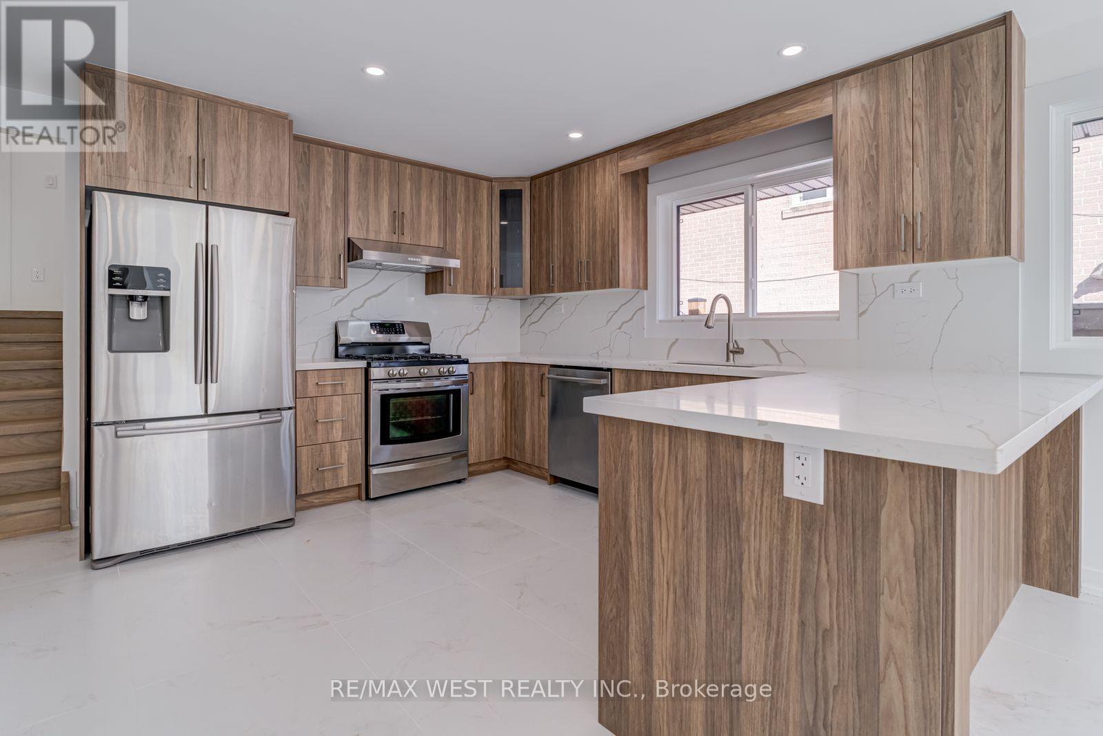 Main - 152 Clarence Street, Brampton, Ontario  L6W 1S9 - Photo 9 - W12483321