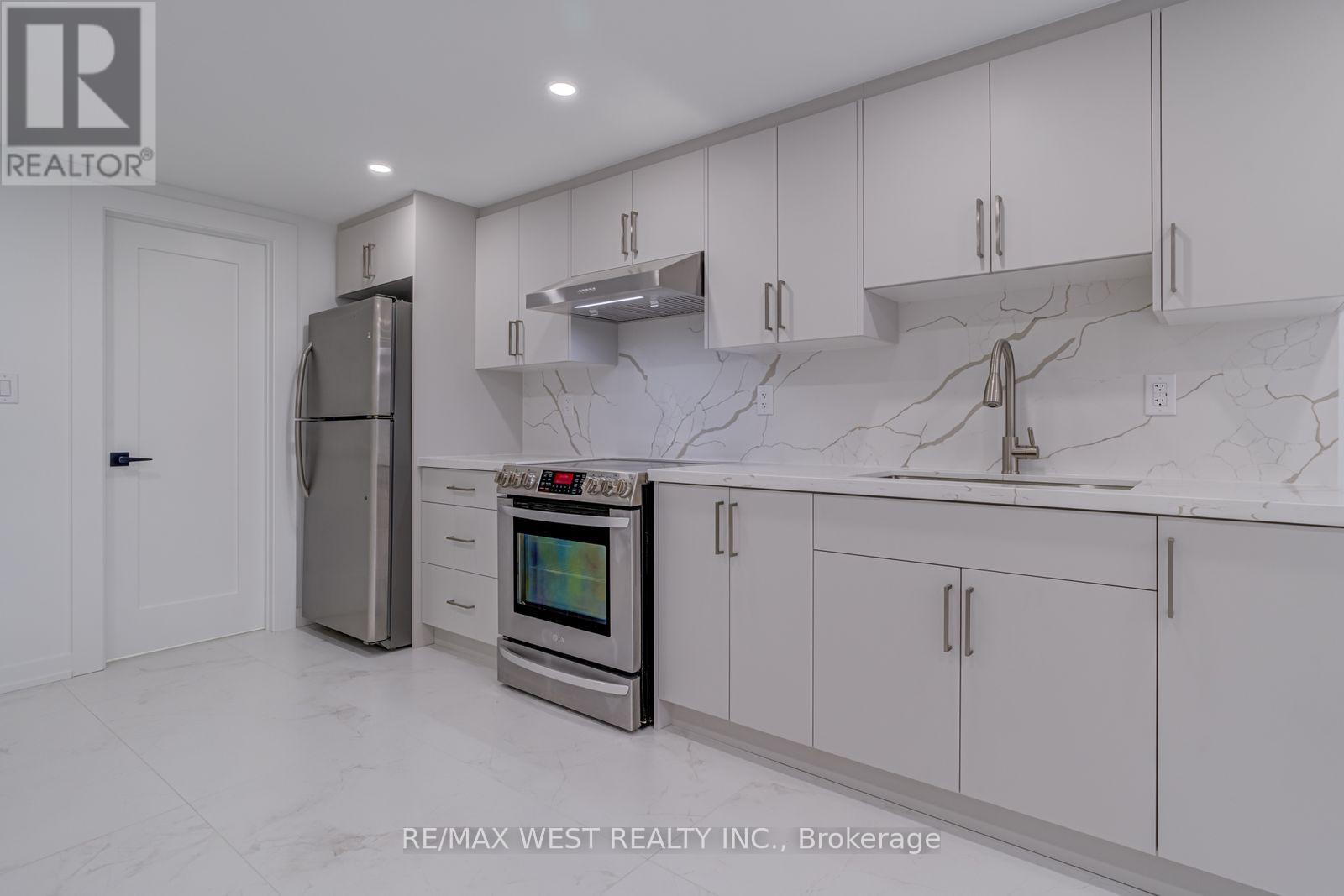 Lower - 152 Clarence Street, Brampton, Ontario  L6W 1S9 - Photo 15 - W12483327