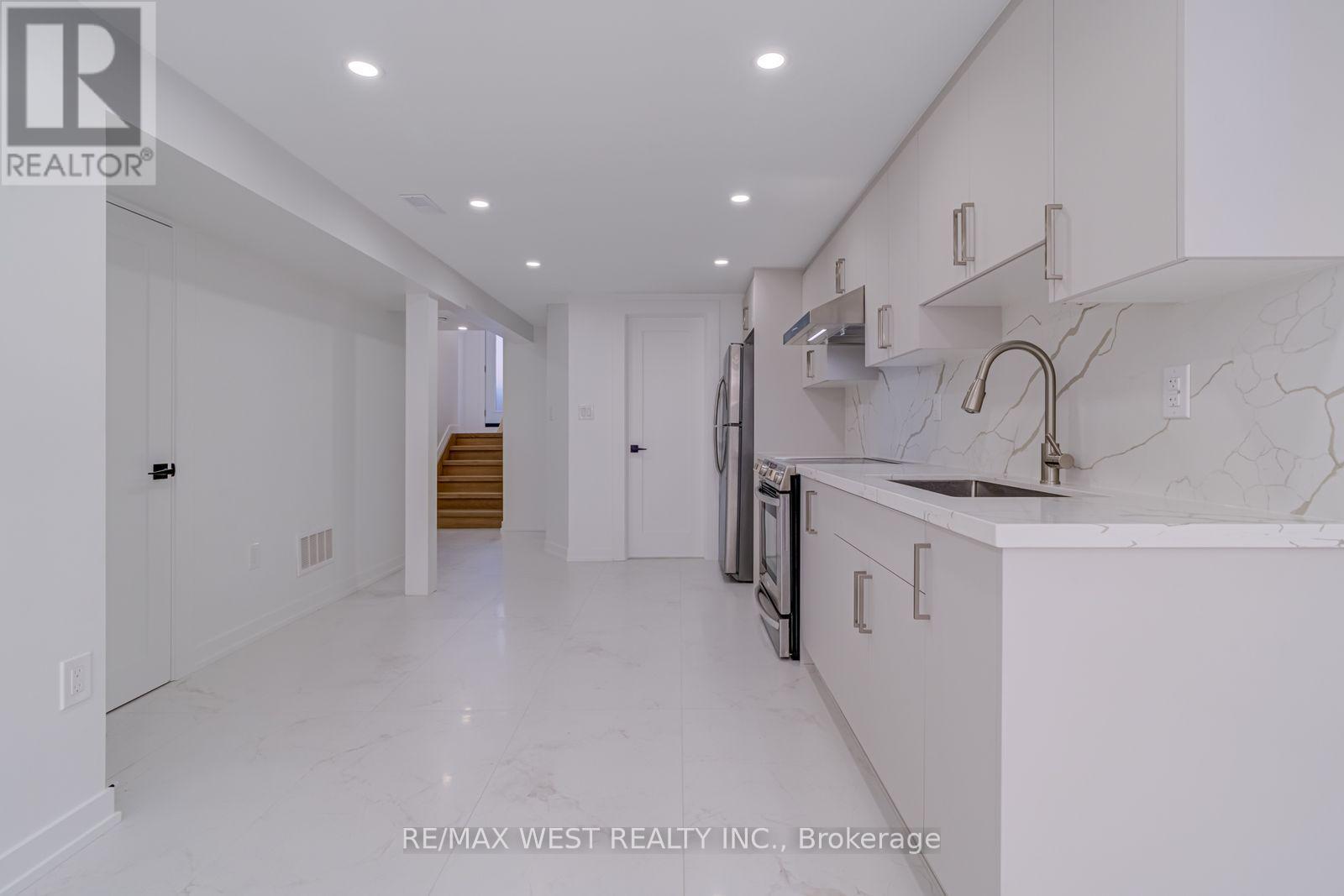 Lower - 152 Clarence Street, Brampton, Ontario  L6W 1S9 - Photo 16 - W12483327