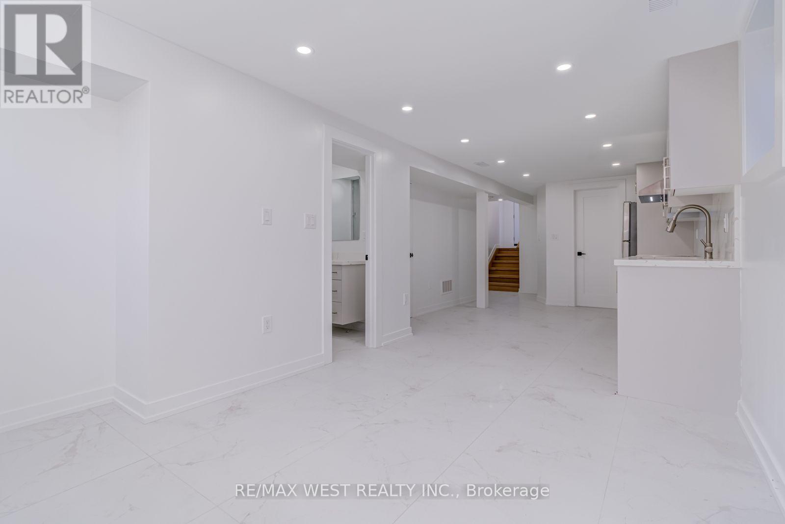 Lower - 152 Clarence Street, Brampton, Ontario  L6W 1S9 - Photo 18 - W12483327