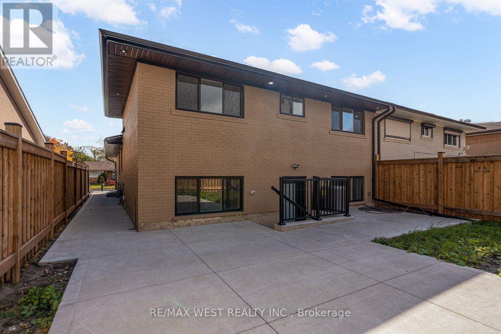 Lower - 152 Clarence Street, Brampton, Ontario  L6W 1S9 - Photo 3 - W12483327