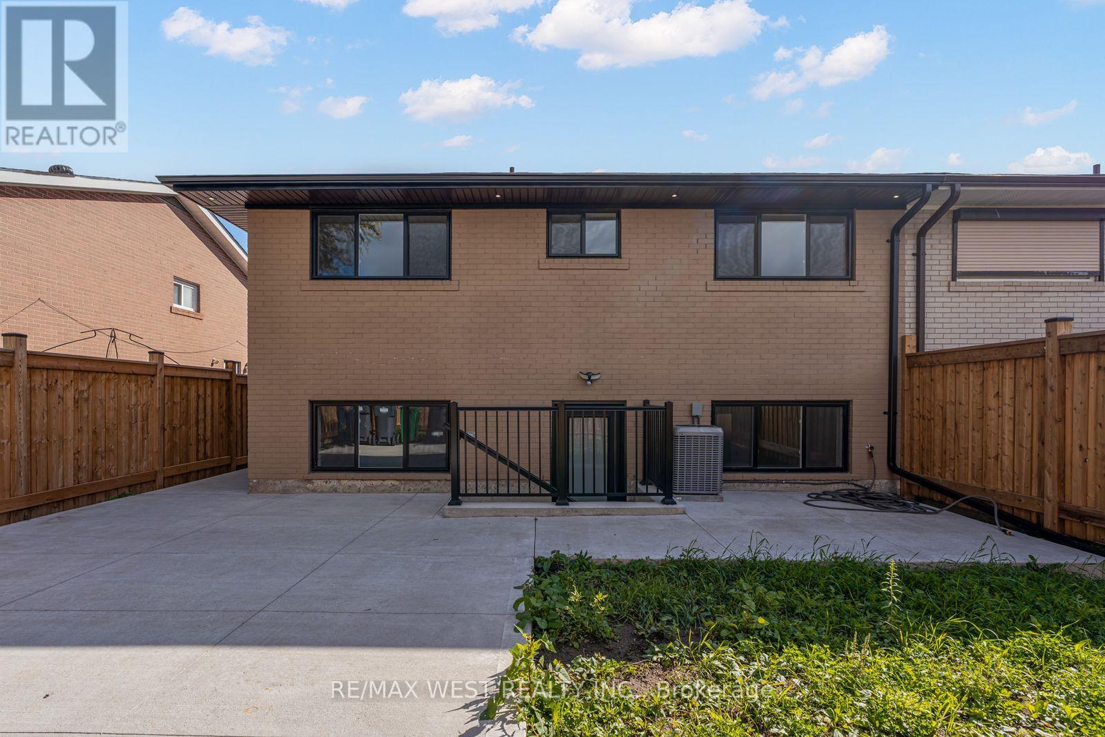Lower - 152 Clarence Street, Brampton, Ontario  L6W 1S9 - Photo 4 - W12483327