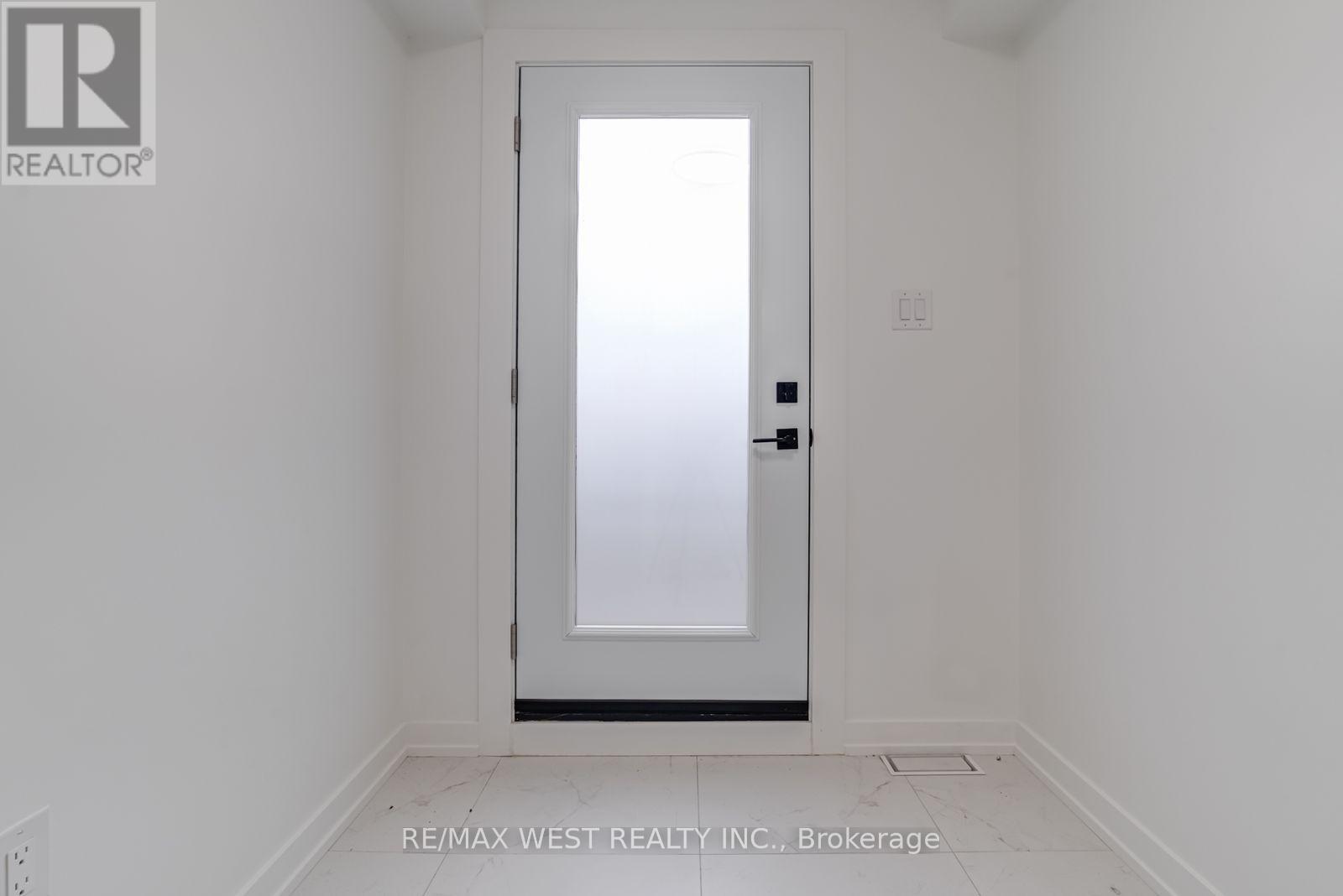 Lower - 152 Clarence Street, Brampton, Ontario  L6W 1S9 - Photo 5 - W12483327