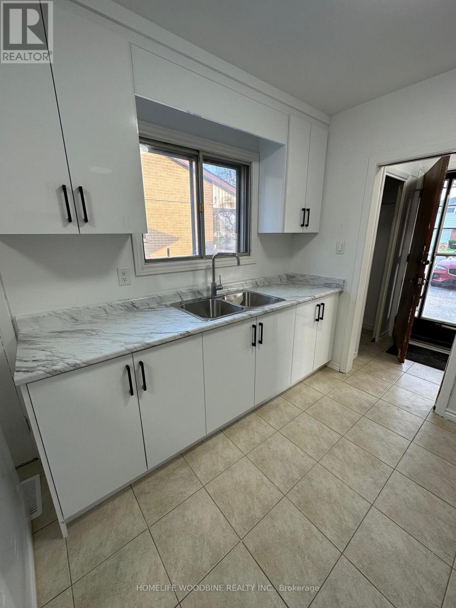 31 Benton Street, Brampton, Ontario  L6W 3B8 - Photo 4 - W12483328
