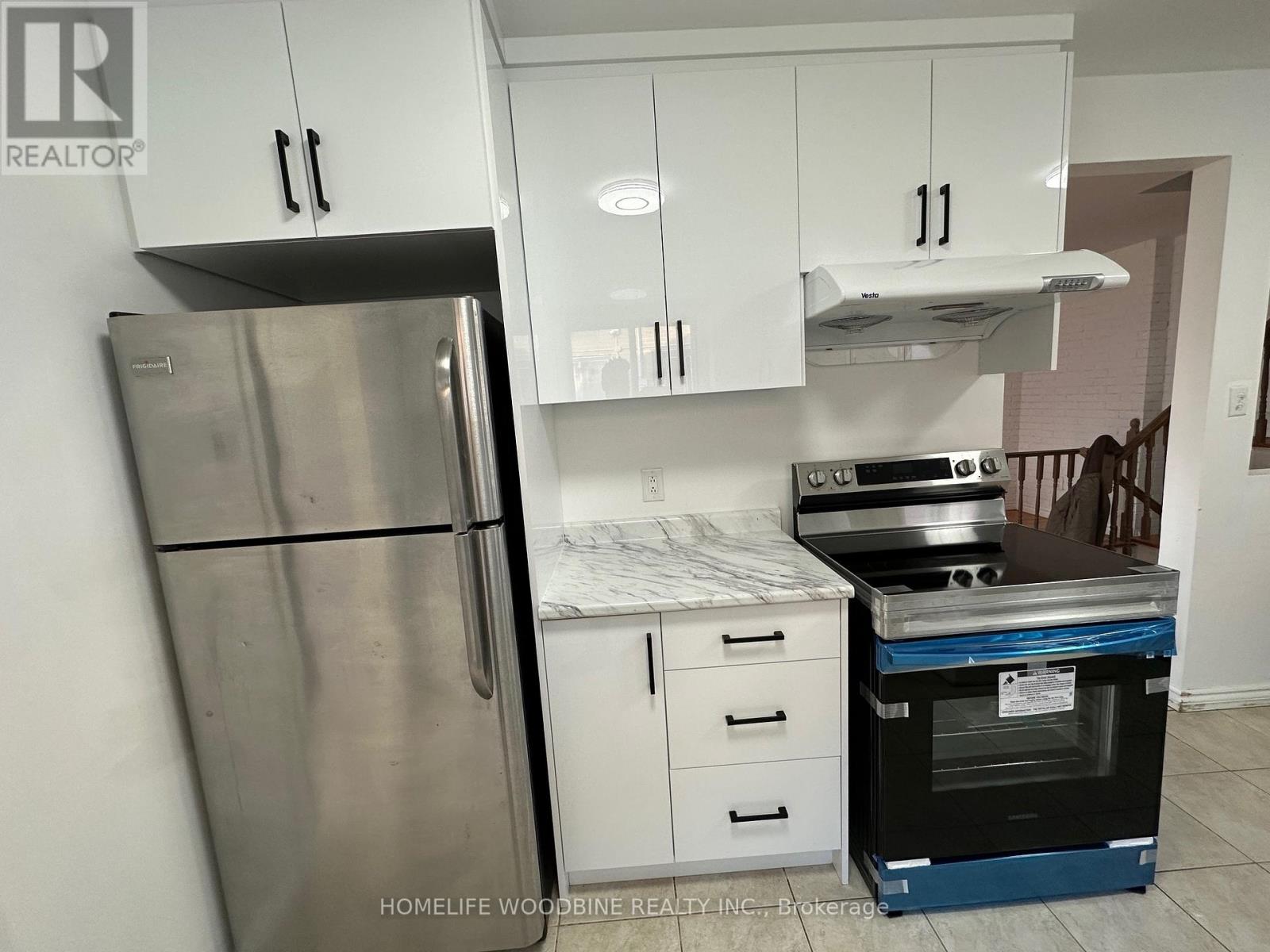 31 Benton Street, Brampton, Ontario  L6W 3B8 - Photo 5 - W12483328