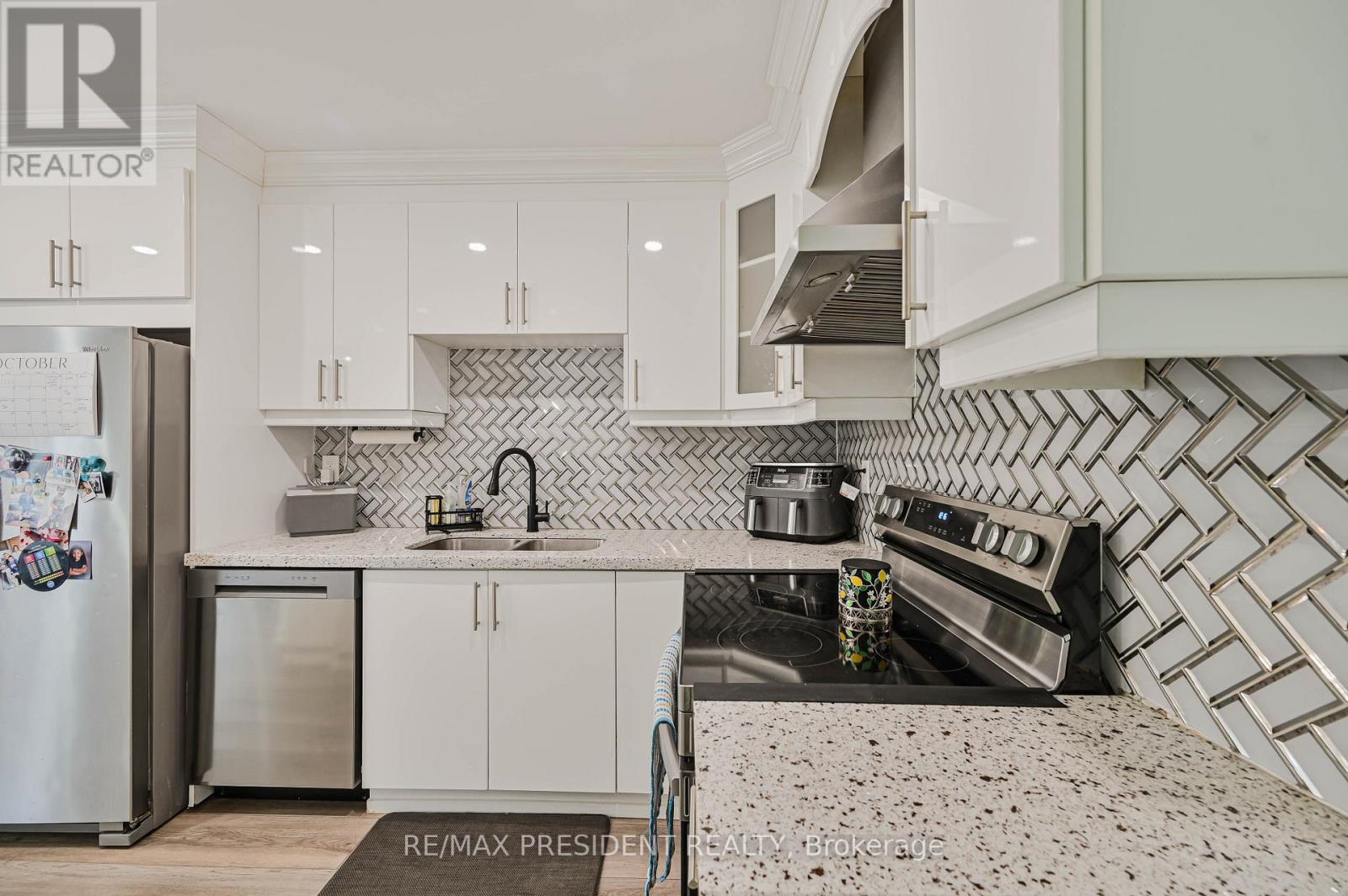 237 Baronwood Crescent, Brampton, Ontario  L6V 3H6 - Photo 14 - W12483349