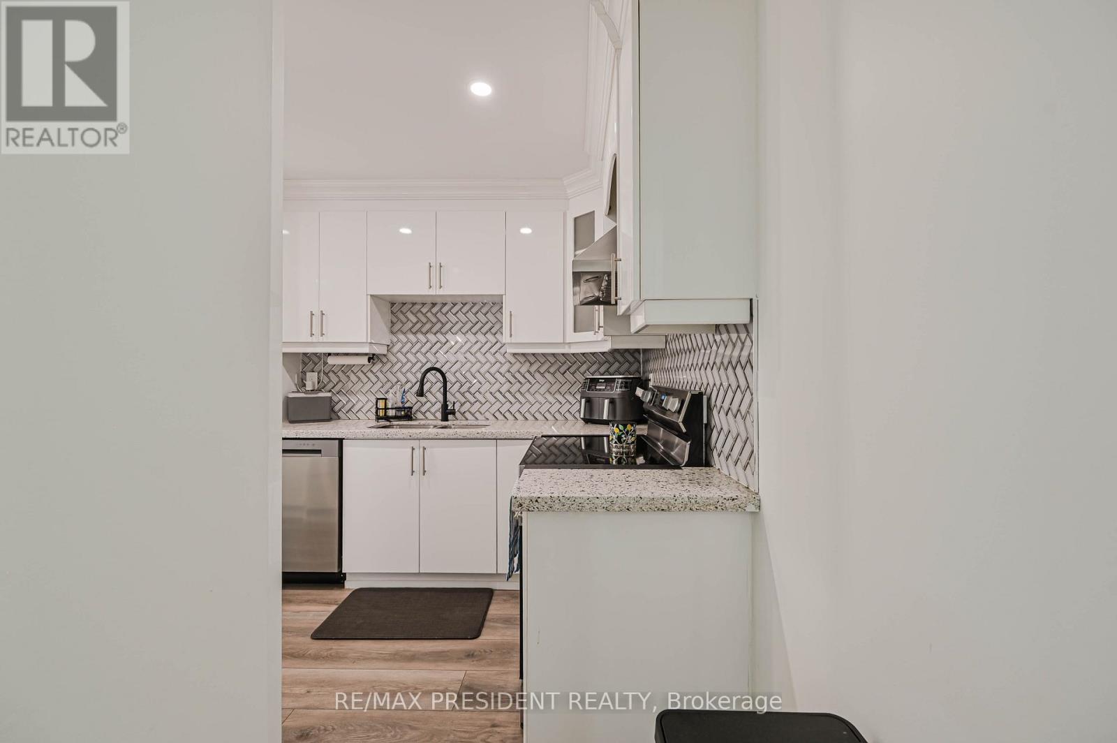 237 Baronwood Crescent, Brampton, Ontario  L6V 3H6 - Photo 18 - W12483349