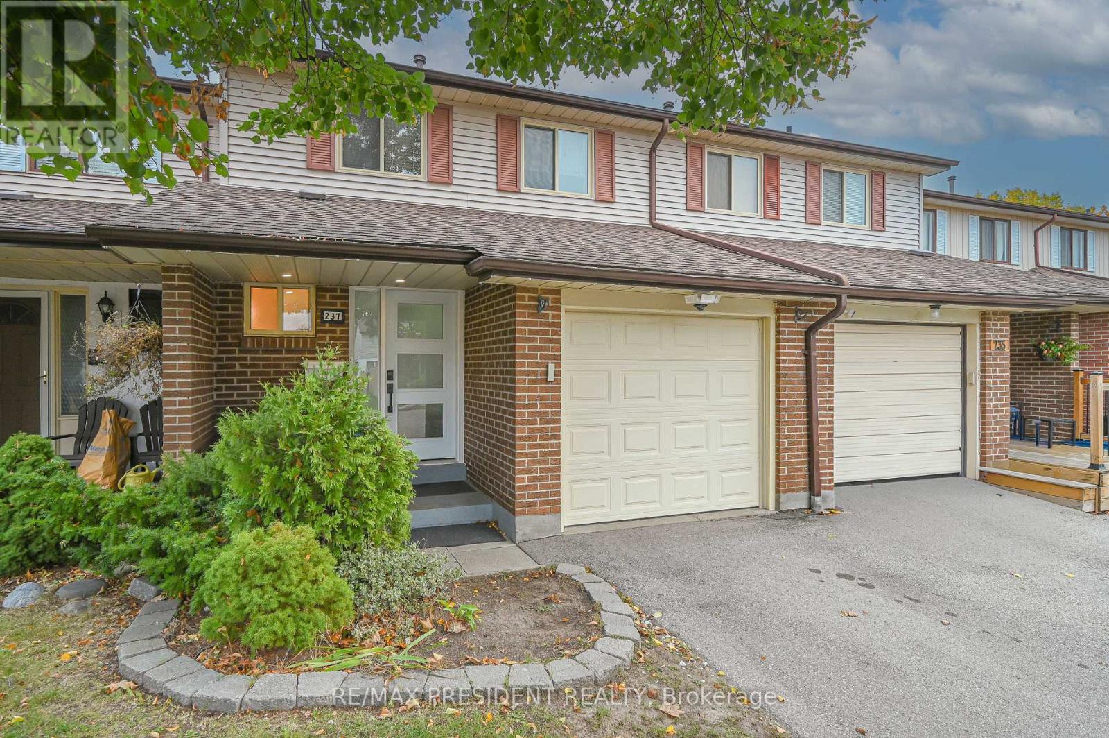 237 Baronwood Crescent, Brampton, Ontario  L6V 3H6 - Photo 2 - W12483349